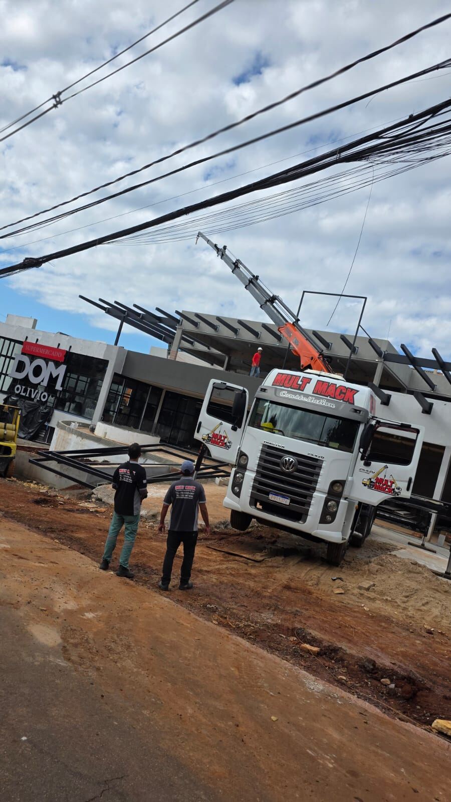 Munck realizando carga e descarga em obra